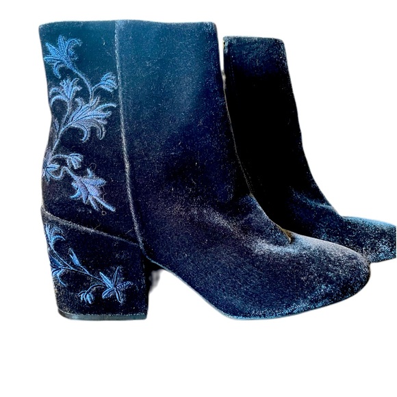 Kenneth Cole velvet heeled boot size 9 - Picture 2 of 9